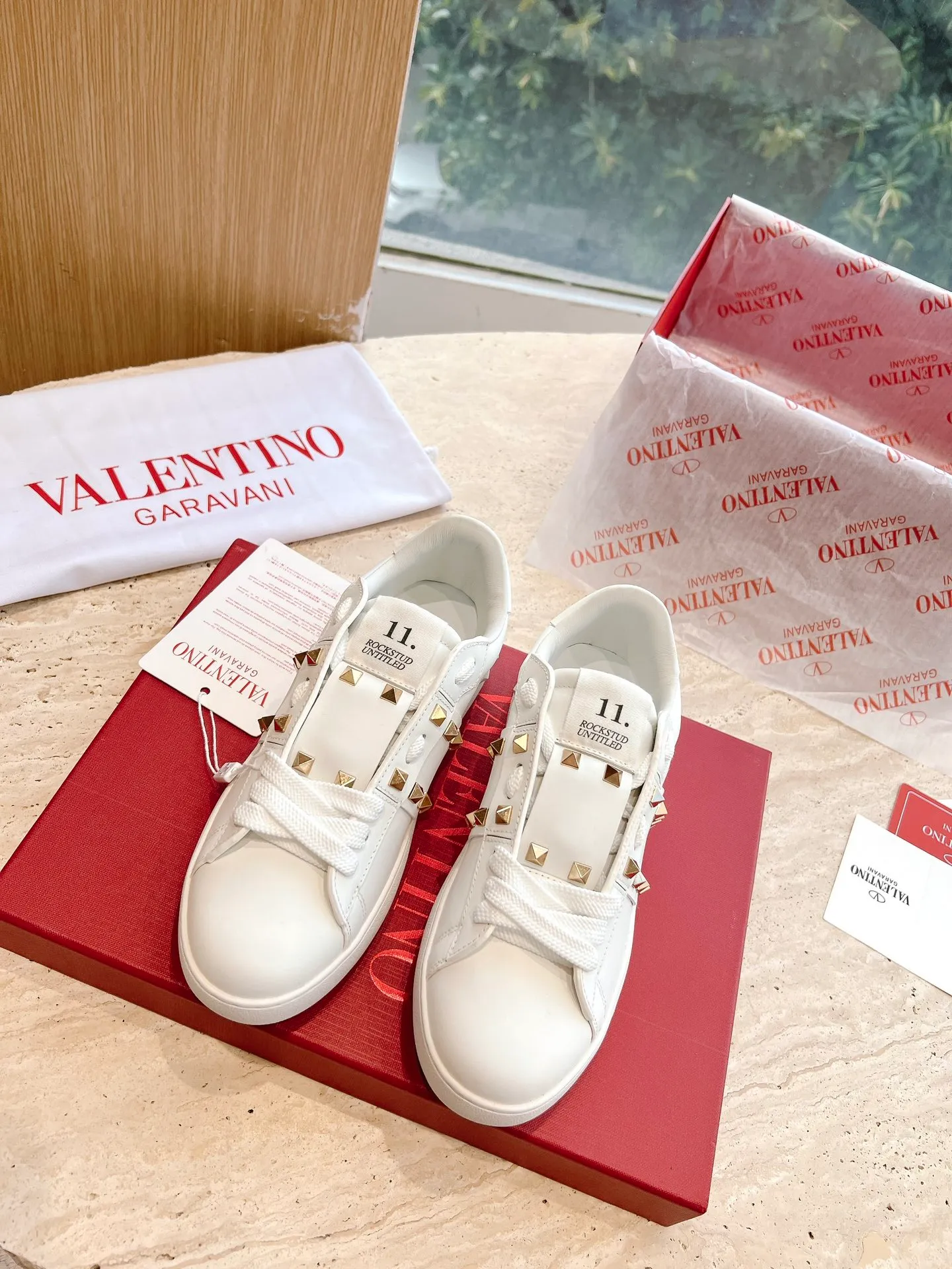 👟👟Ex-factory price P480👟👟 VALENTINO Ms. O👟👟Ex-factory price PEN DISCO calfskin sneakers accessories, logo, leather materials all exclusive original mold customization! It has super perfect details and a high-end feel. There is only one feeling when you get it. It’s worth it! Very high-end and slimming white shoes! Upper: imported silk cowhide lining: silk sheepskin lining outsole: original thick sole i👟👟factory price P ultra-light material size: 34-45
